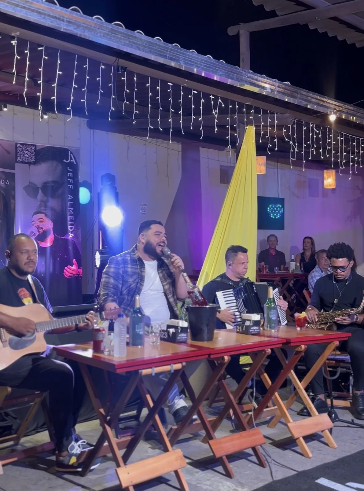 Jeff Almeida cantando em roda de modão com músicos